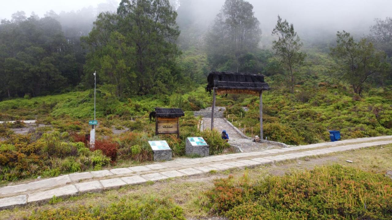 Wisma Kelimutu Ende Buitenkant foto