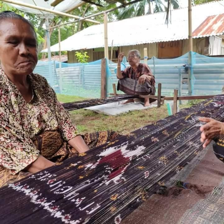 Wisma Kelimutu Ende Buitenkant foto