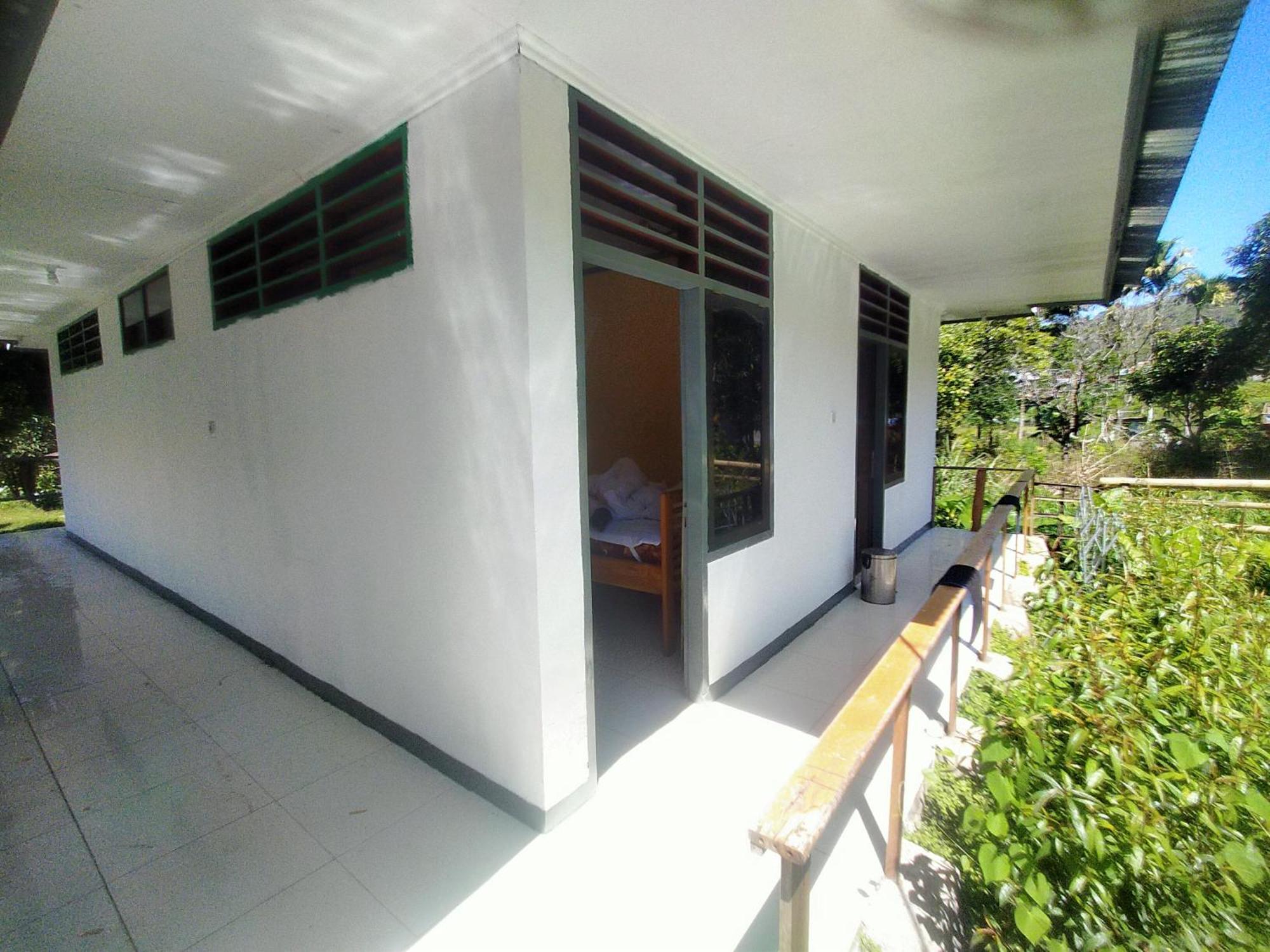 Wisma Kelimutu Ende Buitenkant foto